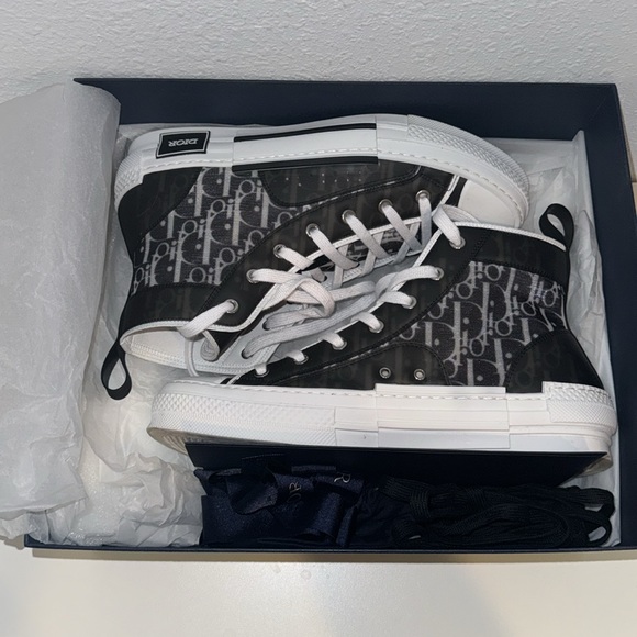 DIOR High-Top Sneakers - Picture 6 of 7